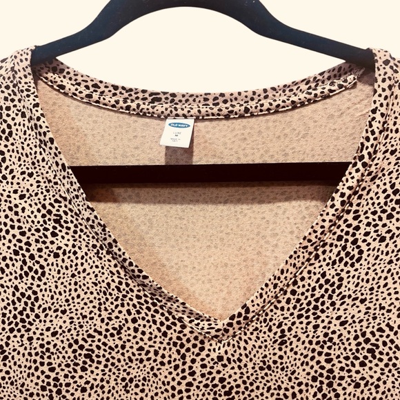 Old Navy Luxe V-Neck Leopard Print Top - Size Medium - Picture 6 of 7